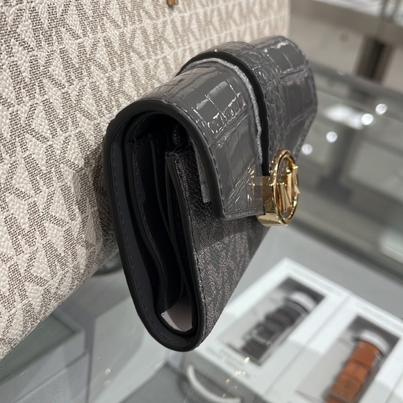 MICHAEL KORS CARMEN MEDIUM FLAP LOGO AND FAUX LEATHER WALLET
HEATHER GREY MULTI - Picture 12 of 16